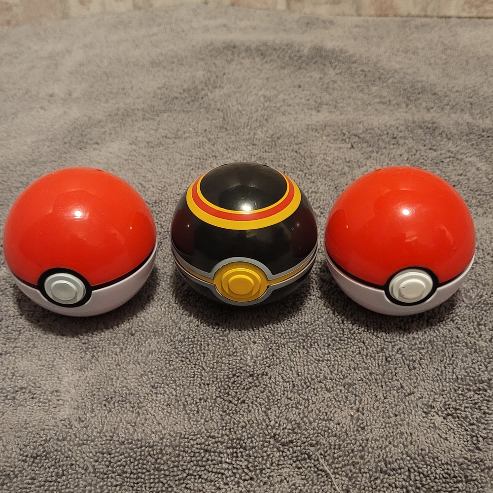 Set of 3 Clip N Go Pokemon Red and Black Pokeball Set